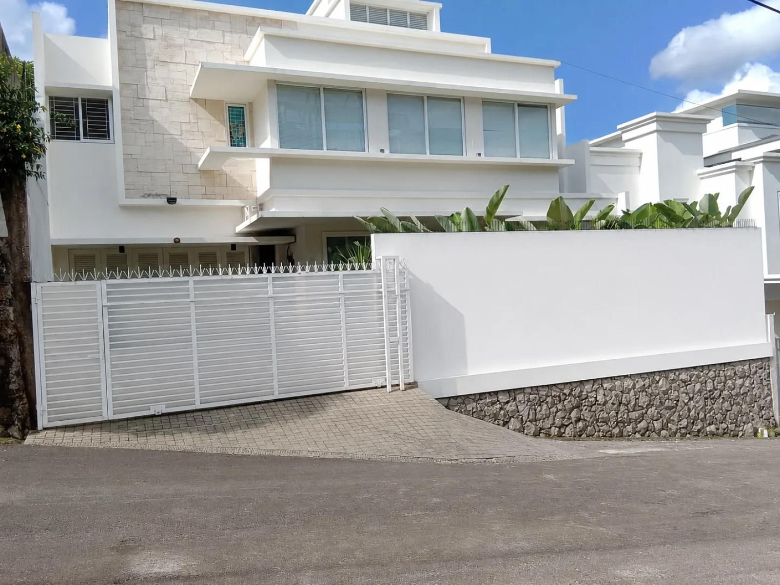 Rumah Mewah Dijual di Cipete, 3 Lantai dengan Swimming Pool dan Taman SHM